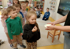 Dzieci wąchają czosnek.