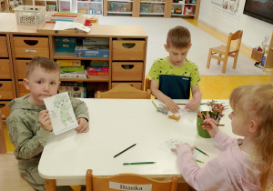 Dzieci pracują przy stoliczkach.
