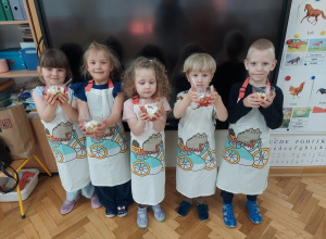 Warsztaty kulinarne – galaretka z owocami.