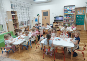 Zapracowane czterolatki podczas zajęc kulinarnych.