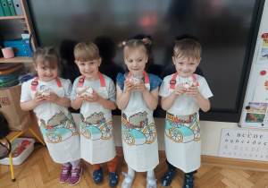 Prezentacja deserów z galaretką i owocami.
