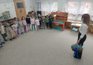 Pani bibliotekarka dziękuje przedszkolakom za aktywne uczestnictwo w klubie.