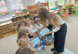 Pani Paulina wręcza dzieciom dyplomy.
