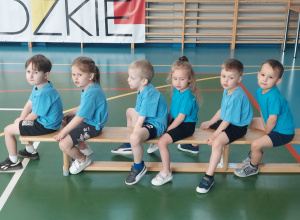 Zajęcia sportowe na hali w SP w Łękińsku.