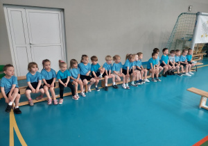 Kropelki czekają na zajęcia sportowe.