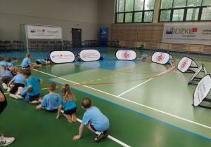 Dzieci czołgają się i wchodzą w tunele.