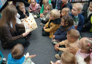 01. Dzieci słuchają książki czytanej przez Panią bibliotekarkę.