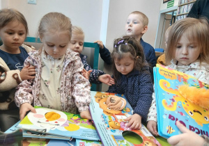 02. Dzieci oglądają książki.
