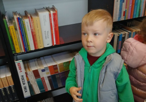 10. Chłopiec w bibliotece.
