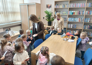 13. Pani rozdaje zakładki do książek.