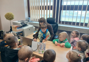 15. Chłopiec wypożycza książkę.