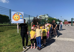 Przedszkolaki z paniami przed wejściem na stadion