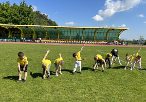 Dzieci wykonują ćwiczenia podczas rozgrzewki