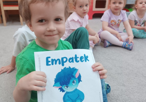 01 Chłopiec pokazuje plakat z Empatkiem