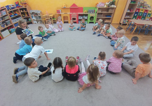 02 Dzieci słuchają opowiadania o Empatku