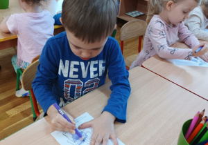 01 Chłopiec koloruje Tremka