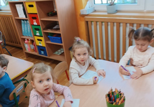 02 Dzieci wykonują pracę przy stoliku