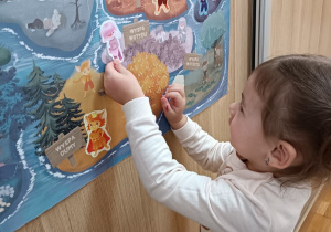 05 Dziewczynka przyklejaTremka do Wyspy Wstydu