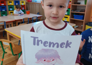 11 Chłopiec pokazuje plakat Tremka