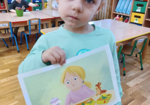 12 Dziewczynka pokazuje ilustrację do opowiadania