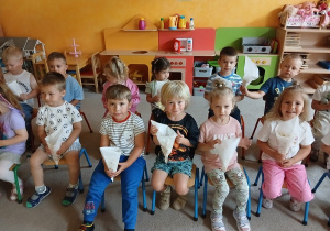 01. Dzieci jedzą popcorn i oglądają bajkę.
