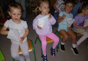 09. Dzieci jedzą popcorn i oglądają bajkę.