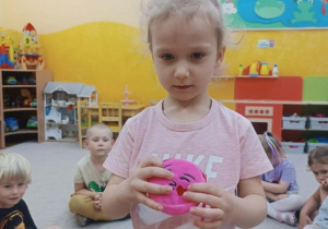 10. Dziewczynka z prezentem.