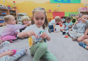 11. Dziewczynka z prezentem.