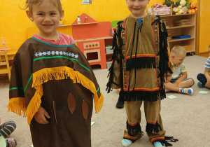 01. Dzieci w strojach Indian.