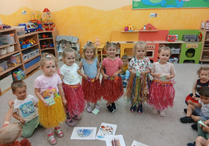 12. Dziewczynki w spódniczkach.