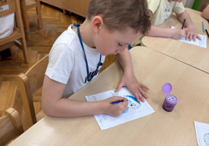 Chłopcy kolorują postać Empatka.