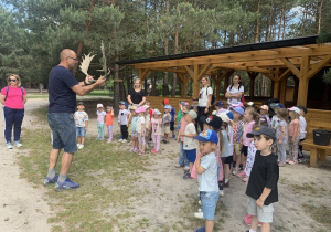 Pan pokazuje poroże.
