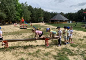 Dzieci przechodzą przez przeszkody.