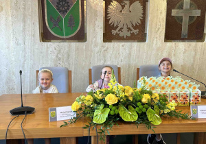 Dziewczynki siedzą na ważnych miejsach.