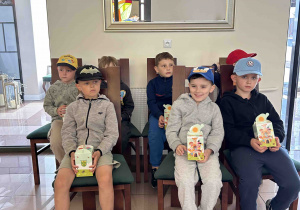 Dzieci zwiedzają urząd stanu cywilnego.