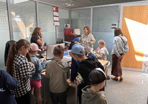 Dzieci obserwują jak wygląda praca w biurze.