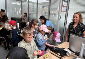 Dzieci obserwują jak wygląda praca w biurze.