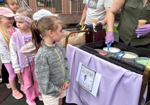 Dzieci czekają w kolejce po lody.