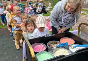 Dzieci czekają w kolejce po lody.