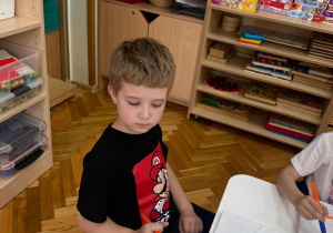 Chłopiec i jego gotowa koszulka.