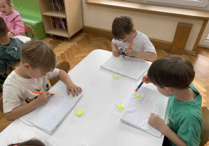 Chłopcy tworzący swoją koszulkę.