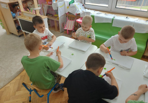 Chłopcy zdobią swoje koszulki