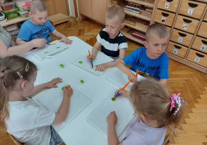 Dzieci malują swoje koszulki