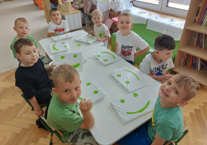Zadowoleni z siebie chłopcy pokazują efekty swojej pracy