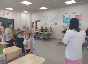 Eksperymenty chemiczne Promyczków w SP w Łękińsku