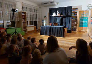 Aktor prezentuje postacie - porcelanową zastawę