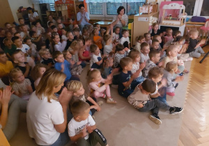 Przedszkolaki i panie brawami nagradzają aktora