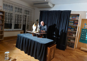 Aktor wciela się głosowo w porcelanowe postacie
