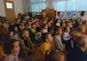 Dzieci z zaciekawieniem oglądają przedstawienie