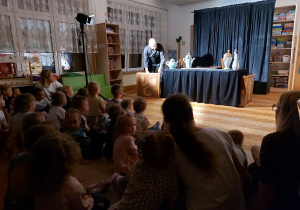 Dzieci oglądają przedstawienie